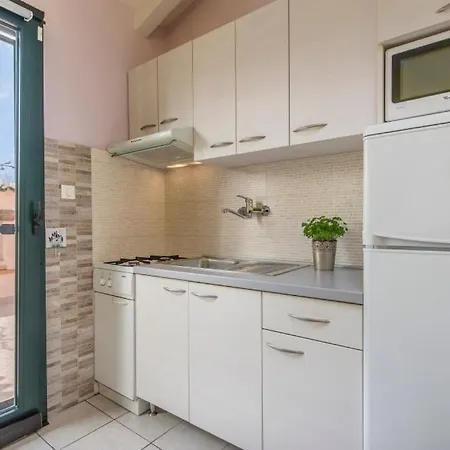 House In With Balcony, Air Conditioning, Wifi, Washing Machine Vikendica *