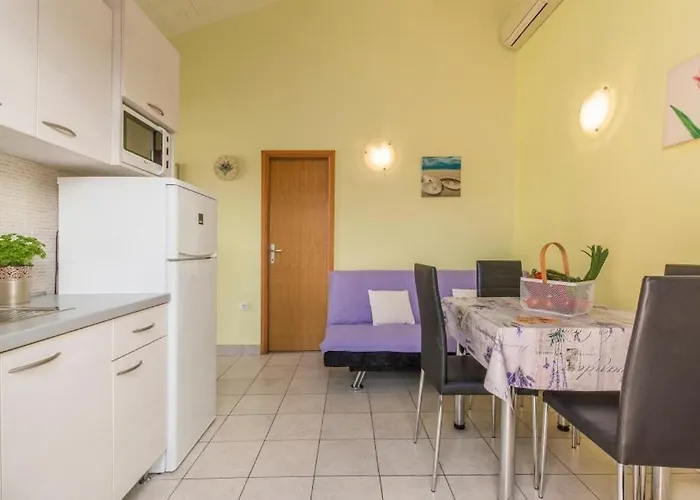 House In With Balcony, Air Conditioning, Wifi, Washing Machine Πόρετς