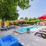 House In With Balcony, Air Conditioning, Wifi, Washing Machine Poreč