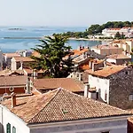 House In With Balcony, Air Conditioning, Wifi, Washing Machine Poreč