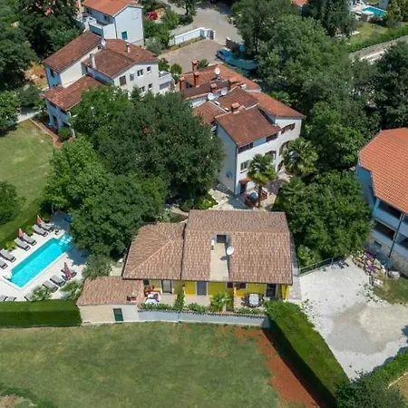 House In With Balcony, Air Conditioning, Wifi, Washing Machine Feriehus