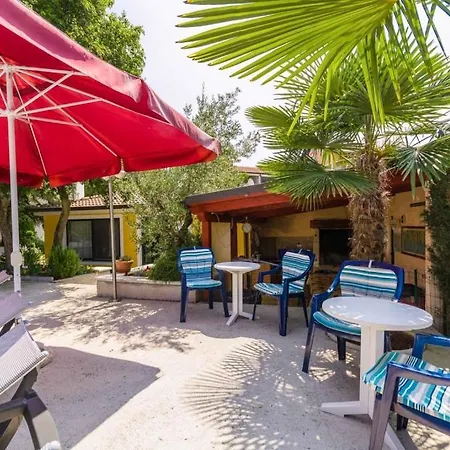 House In With Balcony, Air Conditioning, Wifi, Washing Machine Feriehus Poreč