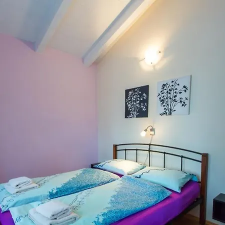 Feriehus House In With Balcony, Air Conditioning, Wifi, Washing Machine Poreč