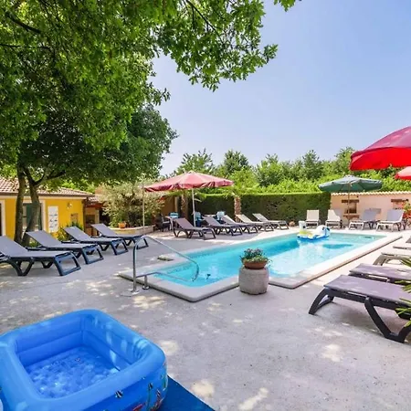 House In With Balcony, Air Conditioning, Wifi, Washing Machine Poreč