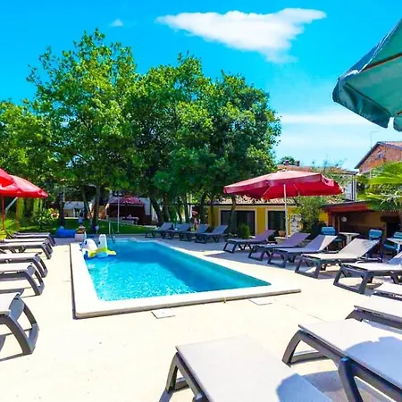 House In With Balcony, Air Conditioning, Wifi, Washing Machine Holiday home Porec