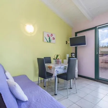 度假居 House In With Balcony, Air Conditioning, Wifi, Washing Machine 波雷奇