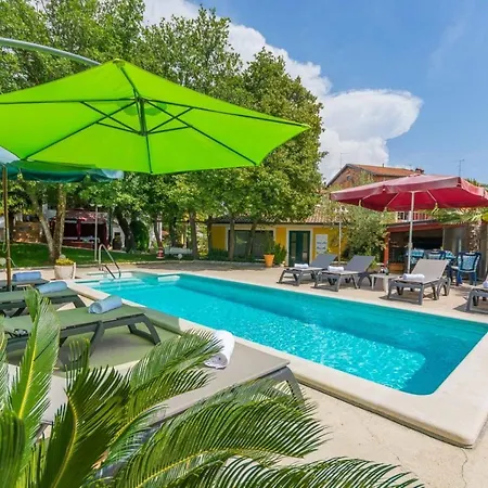 Feriehus House In With Balcony, Air Conditioning, Wifi, Washing Machine Poreč