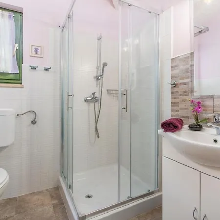 House In With Balcony, Air Conditioning, Wifi, Washing Machine