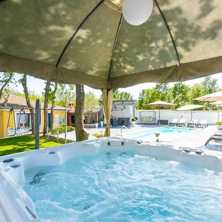 House In With Balcony, Air Conditioning, Wifi, Washing Machine Holiday home *