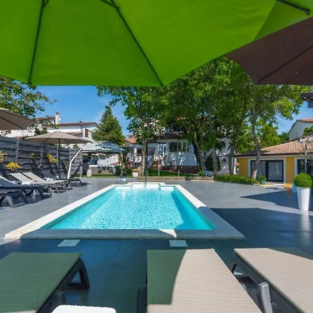 Ferienhaus House In With Balcony, Air Conditioning, Wifi, Washing Machine Poreč