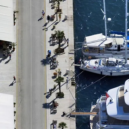 House In With Balcony, Air Conditioning, Wifi, Washing Machine Holiday home