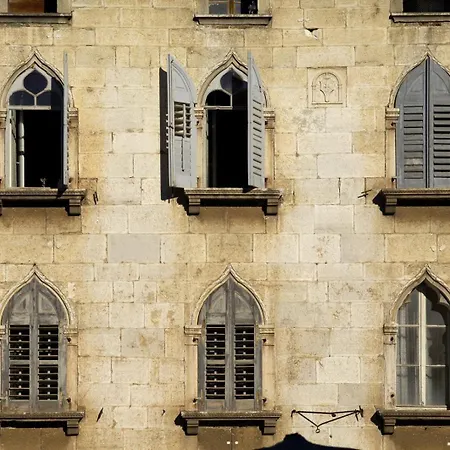 House In With Balcony, Air Conditioning, Wifi, Washing Machine Holiday home *