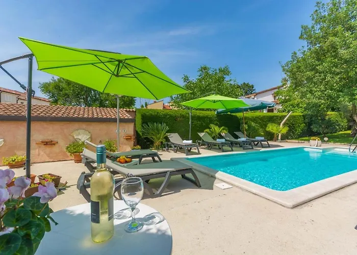 House In With Balcony, Air Conditioning, Wifi, Washing Machine Poreč