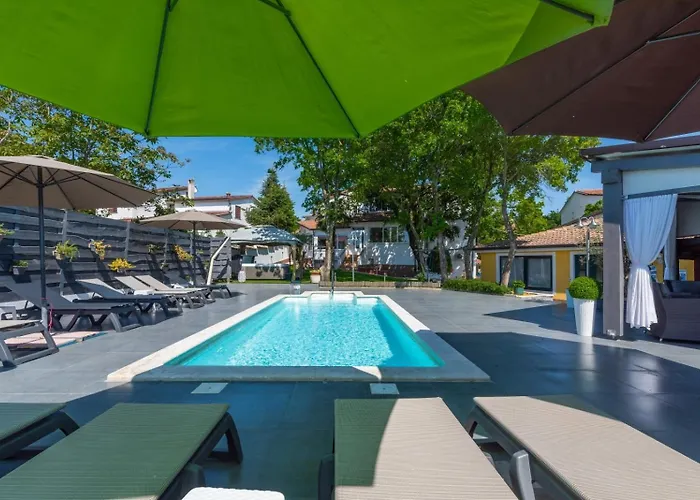 Ferienhaus House In With Balcony, Air Conditioning, Wifi, Washing Machine Poreč