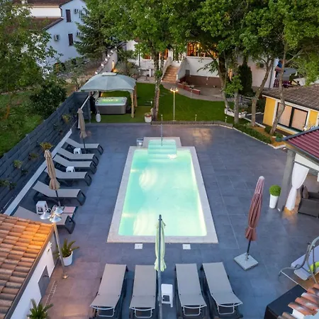 House In With Balcony, Air Conditioning, Wifi, Washing Machine * Пореч